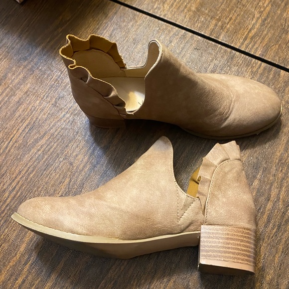 Super Cute Leather ankle boots size 7 - Picture 1 of 4